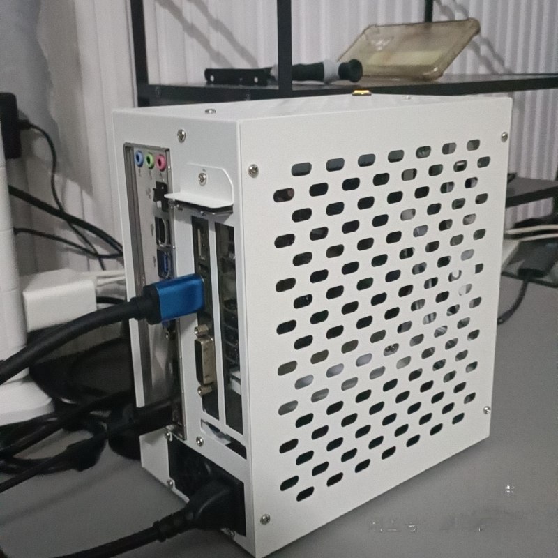 抄了一台看剧的itx小电脑配置如下：主板：b75 itx主板内存：8+8G ddr3散热器：随便硬盘：500G固态硬盘显卡：GTX 750 1G无需显卡供电线显卡延长线电源：250w1u小电源机箱：冰激凌机箱